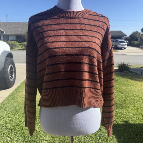 Tahari Sweaters - Tahari cropped long sleeve sweater women’s size medium